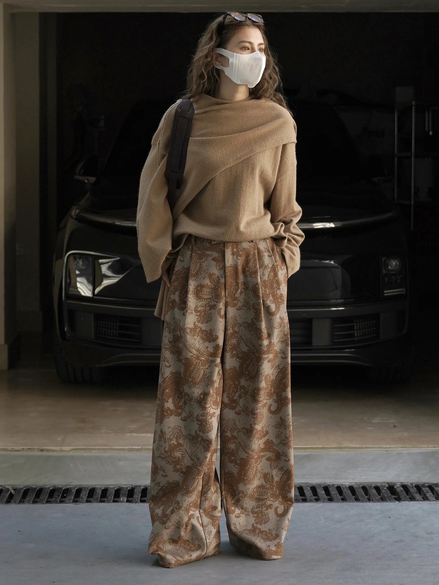 Fashionable and relaxed wide leg printed trousers with hanging design, casual pants for women