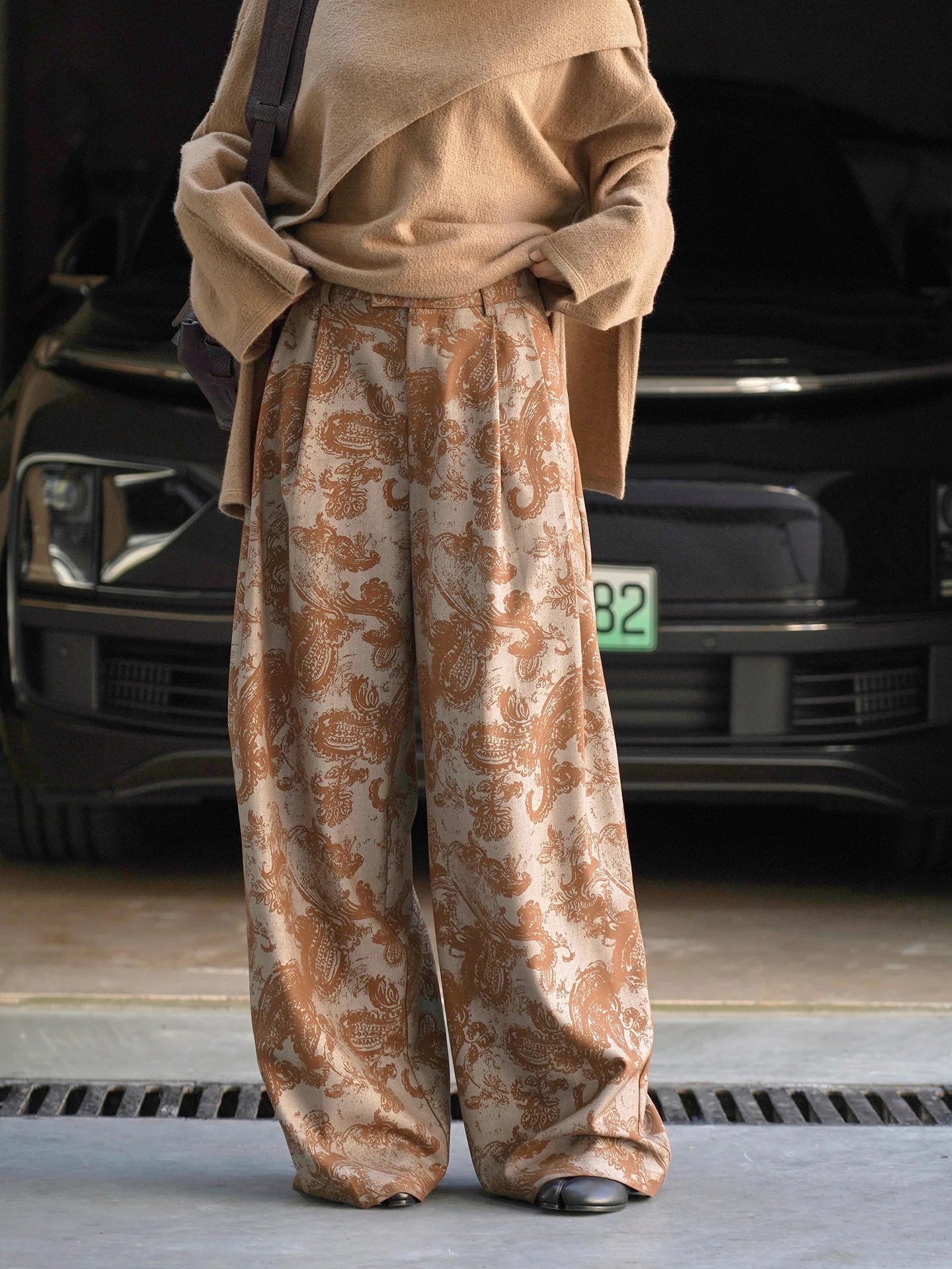 Fashionable and relaxed wide leg printed trousers with hanging design, casual pants for women