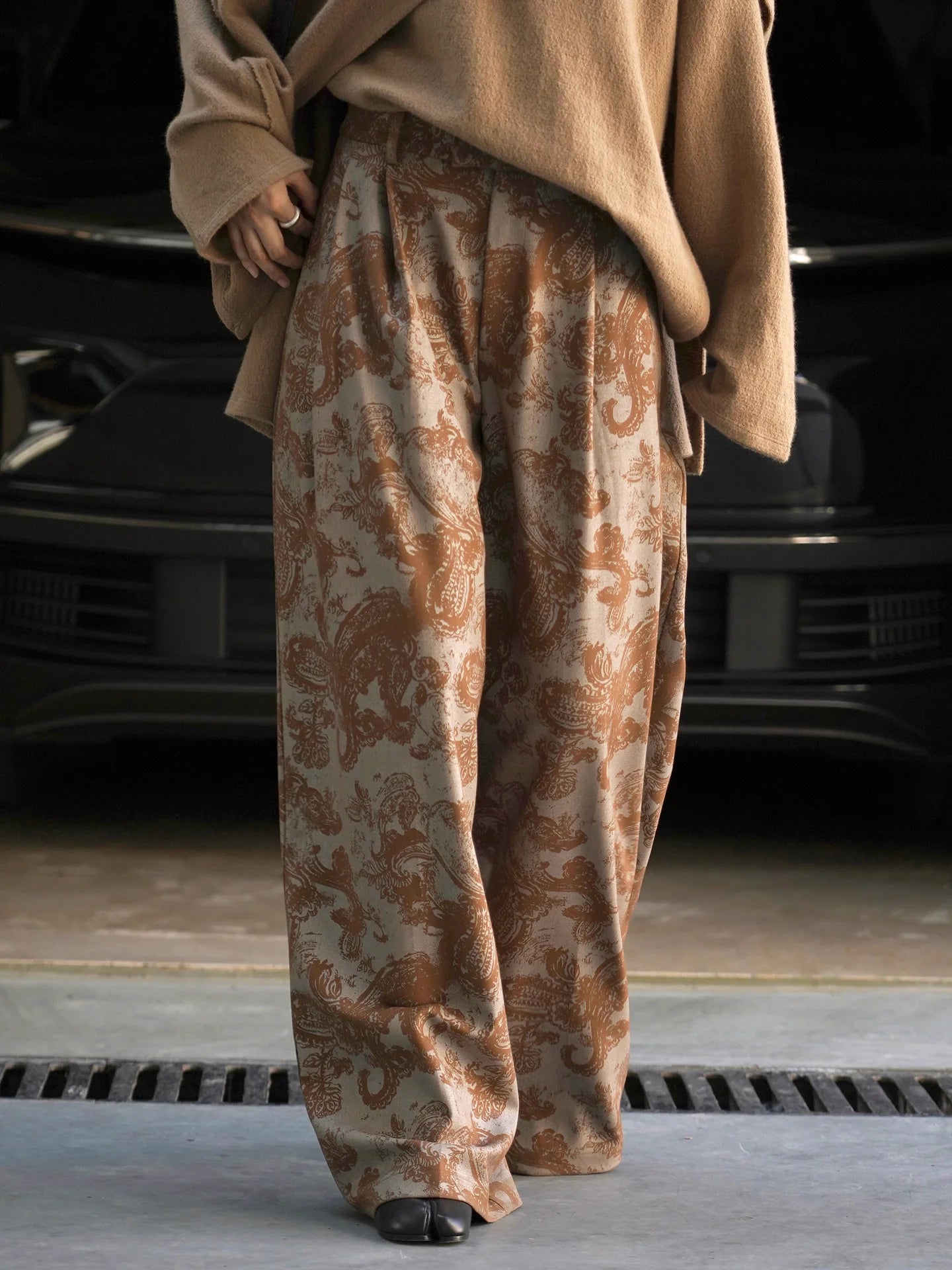 Fashionable and relaxed wide leg printed trousers with hanging design, casual pants for women