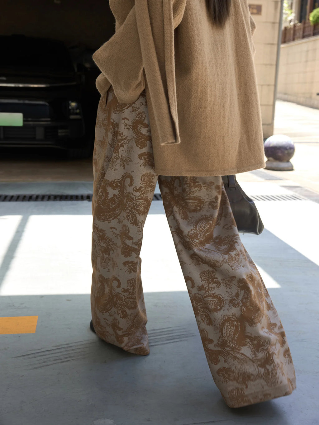 Fashionable and relaxed wide leg printed trousers with hanging design, casual pants for women