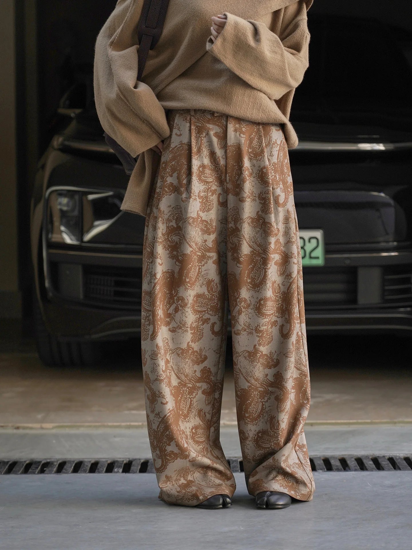 Fashionable and relaxed wide leg printed trousers with hanging design, casual pants for women