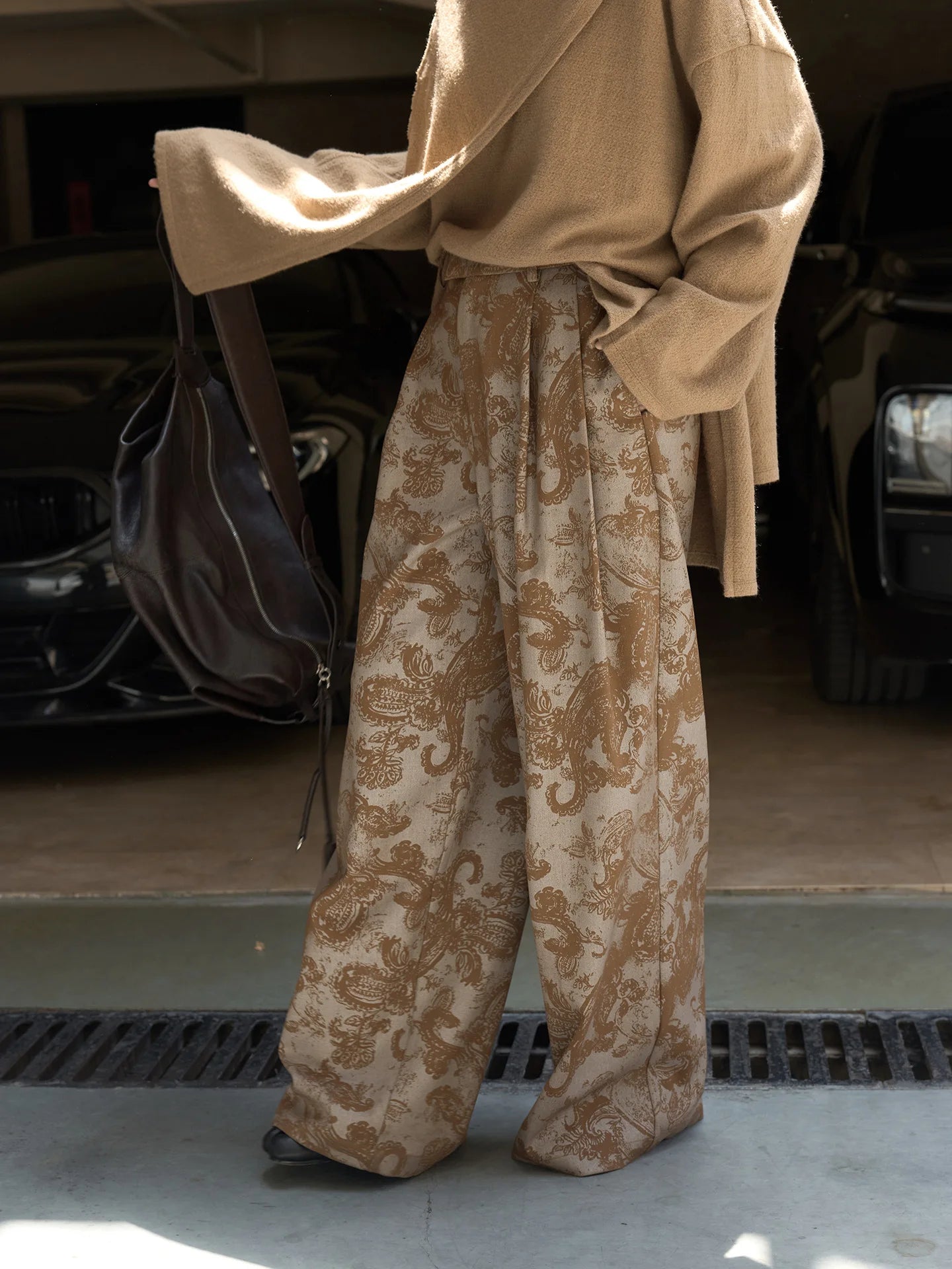 Fashionable and relaxed wide leg printed trousers with hanging design, casual pants for women