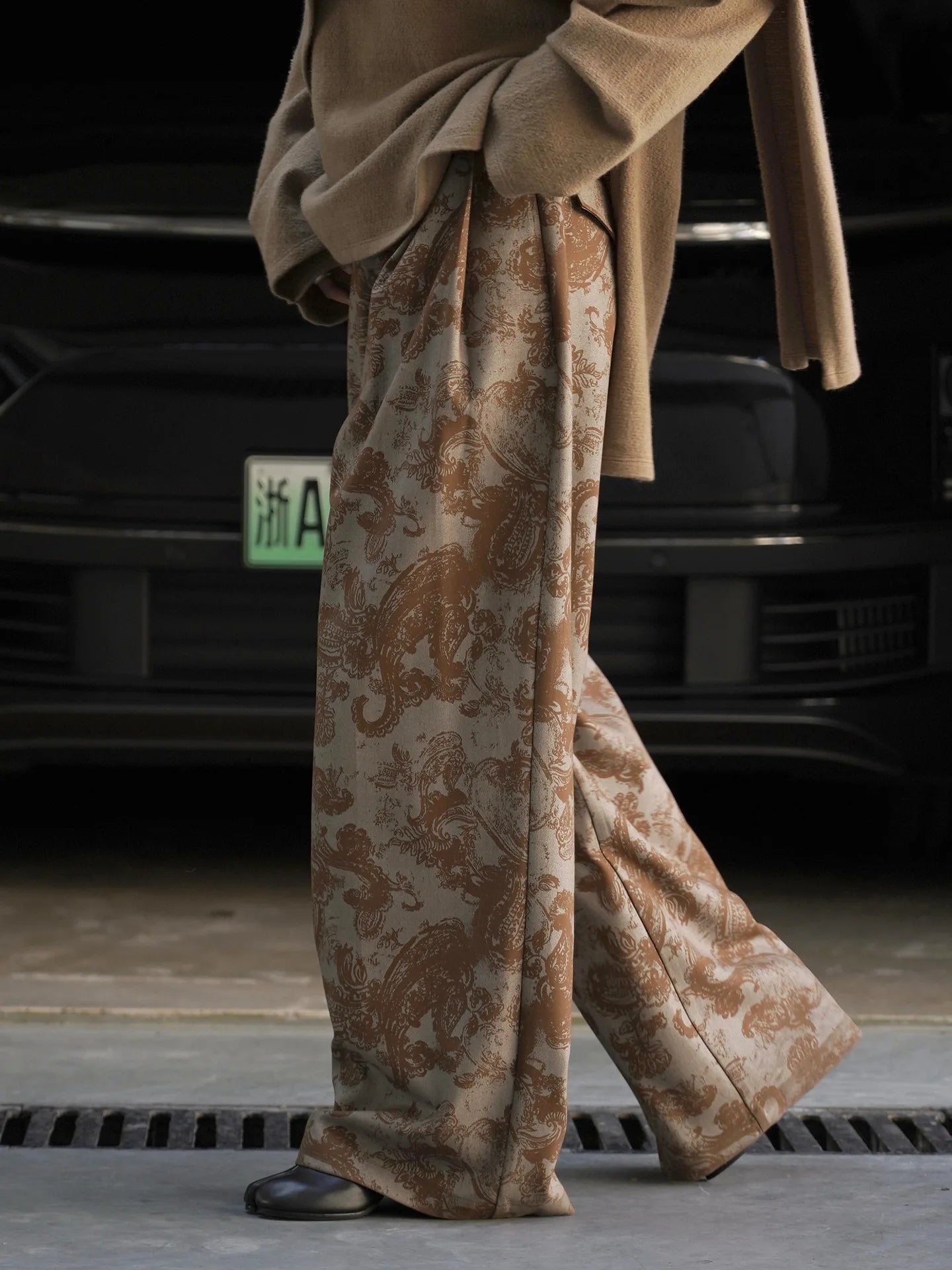 Fashionable and relaxed wide leg printed trousers with hanging design, casual pants for women