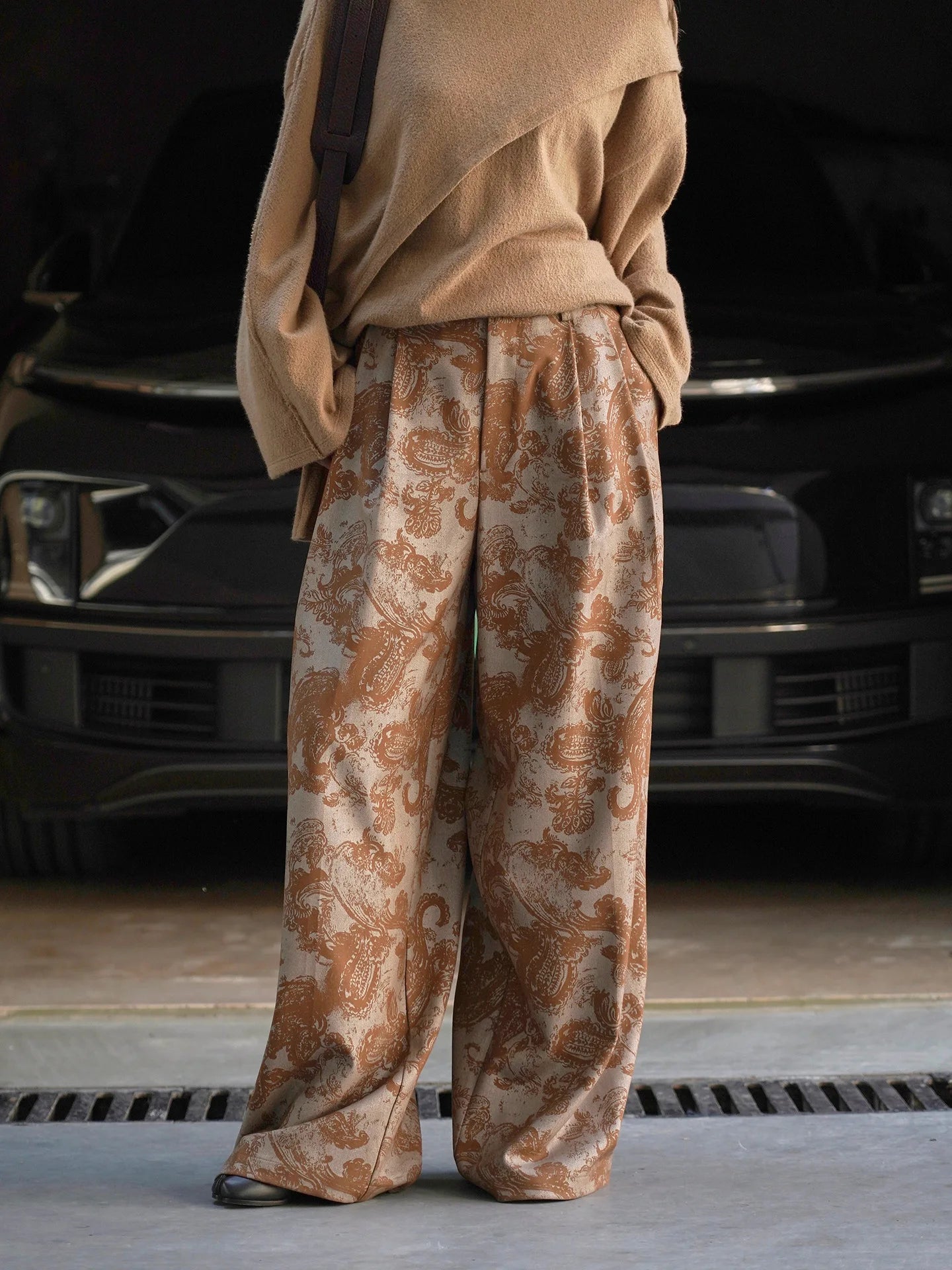 Fashionable and relaxed wide leg printed trousers with hanging design, casual pants for women