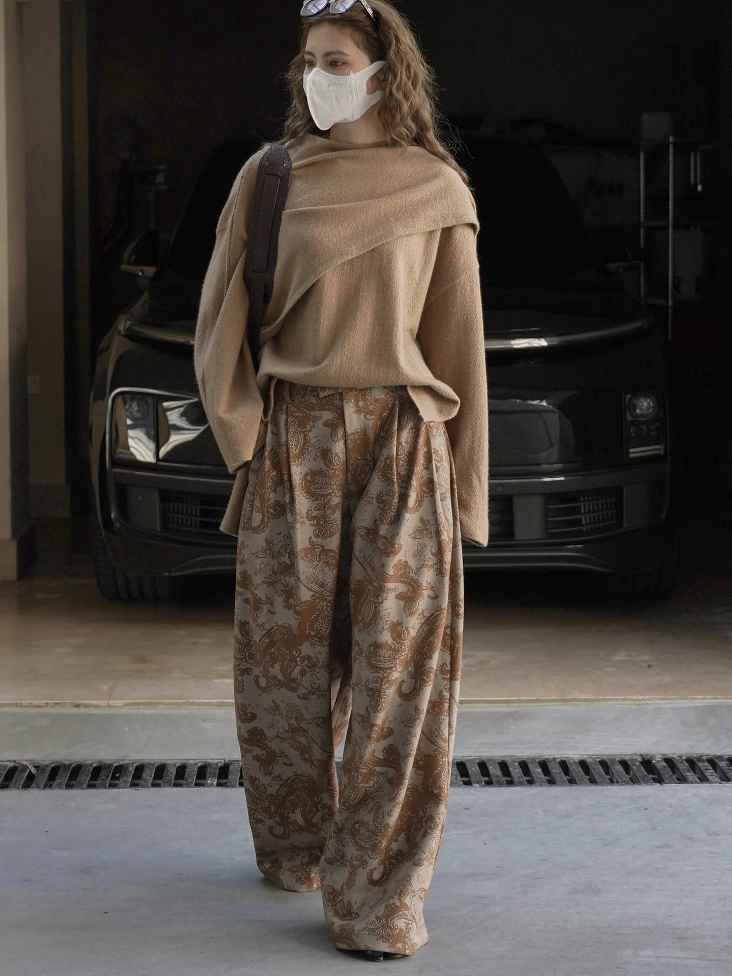 Fashionable and relaxed wide leg printed trousers with hanging design, casual pants for women