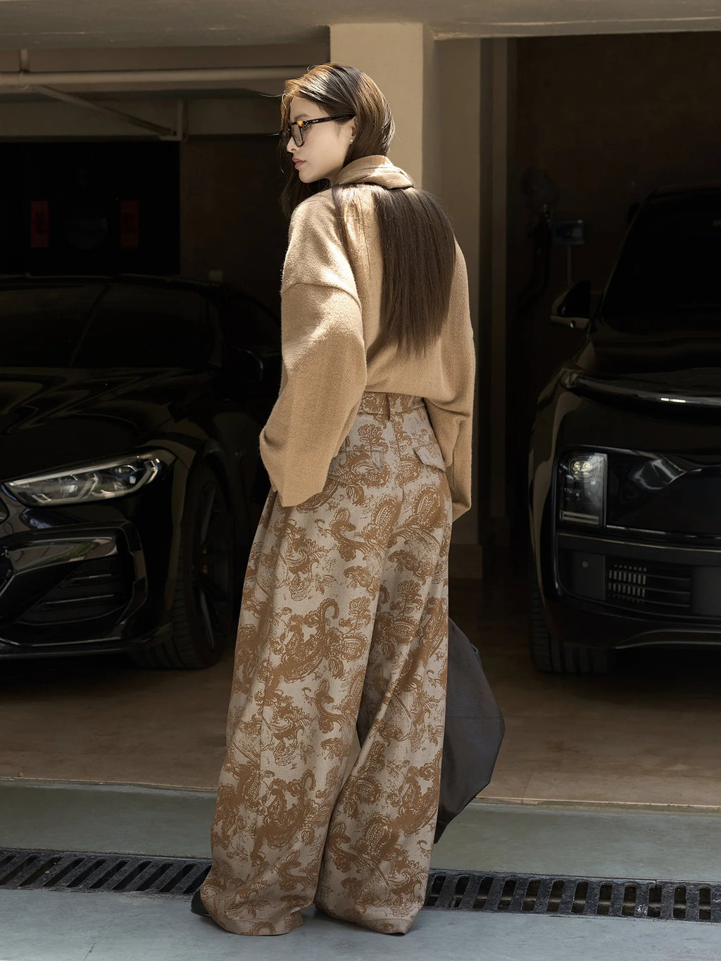 Fashionable and relaxed wide leg printed trousers with hanging design, casual pants for women
