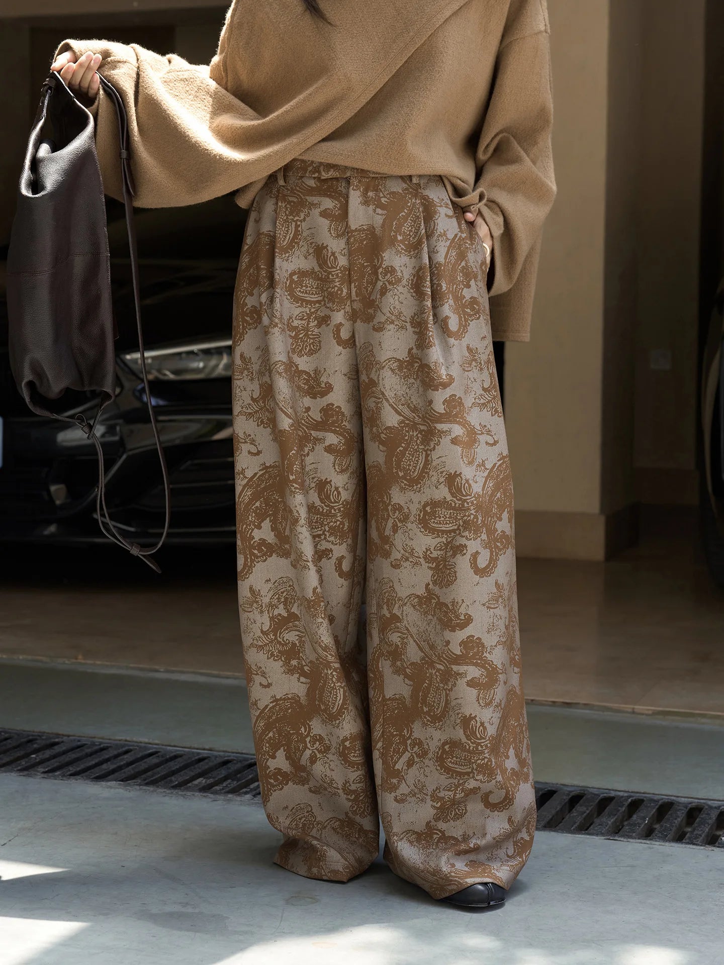 Fashionable and relaxed wide leg printed trousers with hanging design, casual pants for women